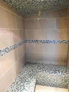 布罗德福德House of Juniper的带淋浴的浴室,铺有瓷砖地板。