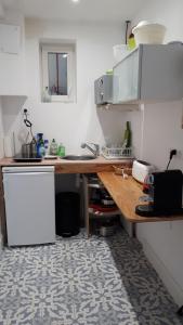 Appartement rénové et cosy au calme的厨房或小厨房