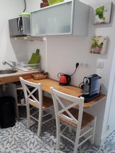 Appartement rénové et cosy au calme的厨房或小厨房