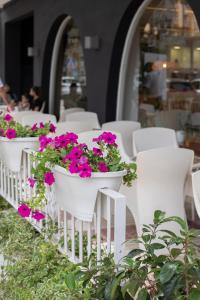 普拉加德阿罗拉特拉萨Spa酒店的一排带鲜花的白色椅子