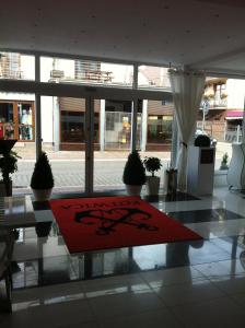 米泽德沃兹船锚旅馆的大楼桌子上的红色地毯