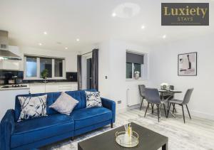 滨海绍森德City Centre - Modern Apartment - by Luxiety Stays Serviced Accommodation Southend on Sea -的客厅配有蓝色的沙发和桌子
