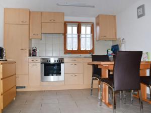 Apartment Wohnung 4 by Interhome的厨房或小厨房