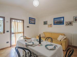 马里纳迪马萨Holiday Home Casetta Mosti by Interhome的客厅配有桌椅和沙发