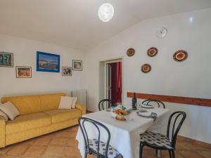 马里纳迪马萨Holiday Home Casetta Mosti by Interhome的客厅配有桌子和沙发