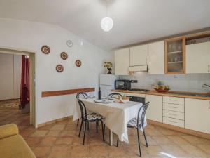马里纳迪马萨Holiday Home Casetta Mosti by Interhome的一间厨房,里面配有桌椅