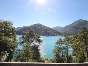 梅佐拉戈Holiday Home Rosemarie by Interhome的享有以山脉为背景的湖泊美景