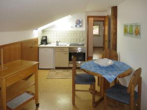 莱希布鲁克Apartment Fischer by Interhome的厨房配有桌子和桌椅
