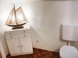 莱希布鲁克Apartment Fischer by Interhome的浴室的梳妆台上装有小船