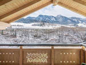 LendApartment Achtalgut-1 by Interhome的从窗户可欣赏到白雪 ⁇ 的山景