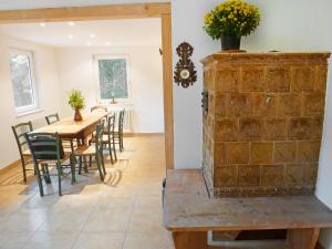 希尔塔赫沃尔法赫别墅的一间带桌子和砖砌壁炉的用餐室