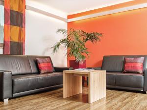 毛拉赫Apartment Am Bärenkopf-1 by Interhome的客厅配有两张沙发和一张桌子