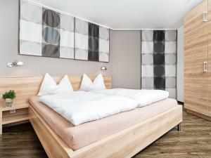 毛拉赫Apartment Am Bärenkopf-1 by Interhome的一间卧室配有一张带白色床单的大床