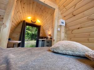 罗卡马杜尔帕迪玛朵野营酒店的小木屋内一间卧室,配有一张床