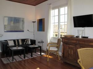米尼赞海滩Apartment Capama-1 by Interhome的客厅配有沙发和桌子