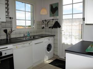 米尼赞海滩Apartment Capama-1 by Interhome的白色的厨房配有洗衣机
