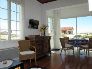 米尼赞海滩Apartment Capama-1 by Interhome的一间带桌椅和窗户的用餐室