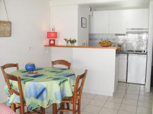 米尼赞海滩Apartment Cap Océan by Interhome的一间厨房,里面配有桌椅