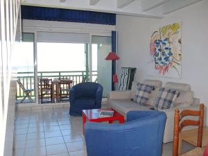 米尼赞海滩Apartment Cap Océan by Interhome的客厅配有沙发、椅子和桌子