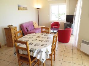 米尼赞海滩Apartment Côte Sud-3 by Interhome的用餐室以及带桌椅的起居室。