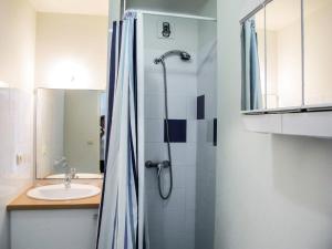 米尼赞海滩Apartment L'Oustalet-3 by Interhome的带淋浴和盥洗盆的浴室