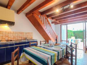 米尼赞海滩Holiday Home Sicard-1 by Interhome的厨房配有带桌布的桌子