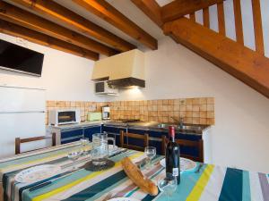 米尼赞海滩Holiday Home Sicard-1 by Interhome的厨房配有带酒杯的桌子