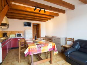米尼赞海滩Holiday Home Sicard-3 by Interhome的厨房配有桌子和桌布