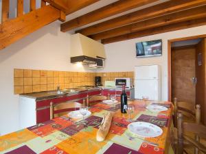 米尼赞海滩Holiday Home Sicard-3 by Interhome的厨房配有带酒杯的桌子