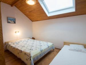 米尼赞海滩Holiday Home Sicard-2 by Interhome的一间卧室设有两张床和窗户。