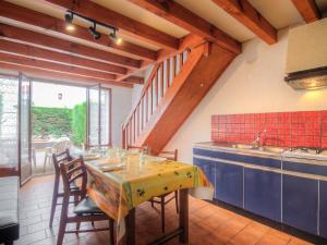 米尼赞海滩Holiday Home Sicard-6 by Interhome的厨房配有桌椅和水槽
