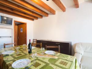 米尼赞海滩Holiday Home Sicard-5 by Interhome的餐桌,配有一瓶葡萄酒和玻璃杯