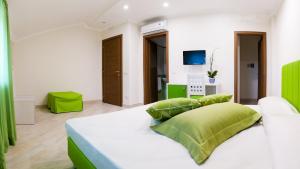 圣安吉洛回到索伦托的卧室配有带绿色枕头的白色床