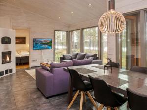 SaapunkiHoliday Home Lumikukka by Interhome的客厅配有紫色沙发和桌子