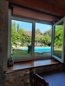 阿尔特萨苏Errotazar apartamento M的客房享有泳池景致,设有2扇窗户。