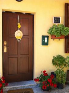 博斯斯帕日尼伊尔门廊德尔康特住宿加早餐旅馆 的花卉和植物的房子的门