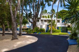 基拉戈Azul del Mar的车道前有棕榈树的房子