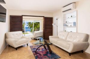 基拉戈Azul del Mar的客厅配有2张白色沙发和1张桌子
