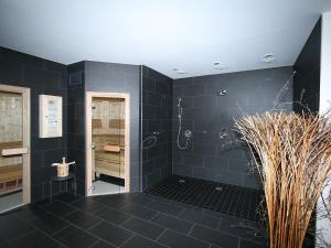 ErlbergApartment Haus Sonne by Interhome的黑色浴室设有淋浴和黑色瓷砖