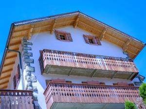 南达Holiday Home Le Dahu by Interhome的一座带窗户和阳台的建筑