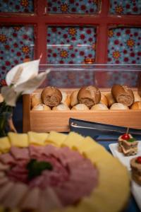 普腊亚罗萨Pousada Cacau的桌上的面包和糕点