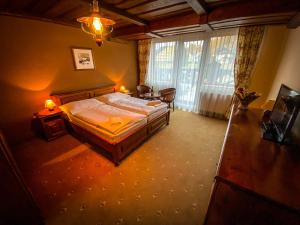 多纳瓦利多纳瓦利恩奇安霍斯基酒店的一间卧室配有一张床、一张桌子和一个窗户。