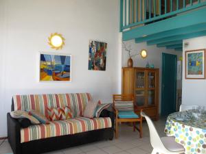 米尼赞海滩Apartment Horizon-2 by Interhome的客厅配有沙发和桌子