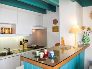 米尼赞海滩Apartment Horizon-2 by Interhome的厨房配有白色橱柜和台面