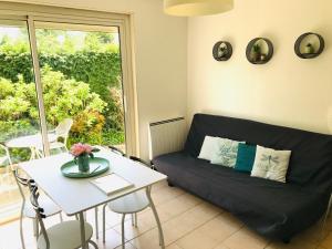 利夫尔LE COCON - Terrasse - Lumineux - Proche RENNES的客厅配有黑色沙发和桌子