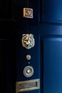 都柏林Clifden House by Nina的一只带狮子头的蓝色门