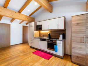 Apartment Mooslehen-3 by Interhome的厨房或小厨房