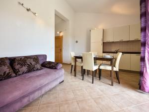 耶泽拉Apartment Milin-3 by Interhome的客厅配有沙发和桌椅