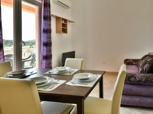 耶泽拉Apartment Milin-3 by Interhome的一间带木桌和椅子的用餐室