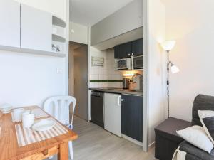 米尼赞海滩Apartment Grand Pavois-4 by Interhome的厨房以及带桌子的客厅。